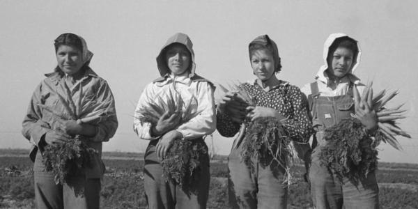 1939年在德克萨斯州农场工作的墨西哥裔美国妇女